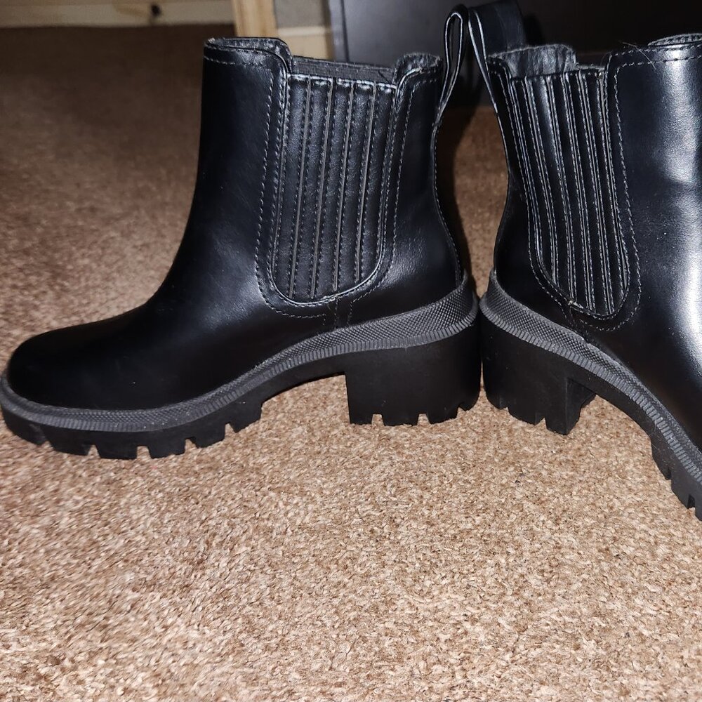 Universal Thread Naya boots